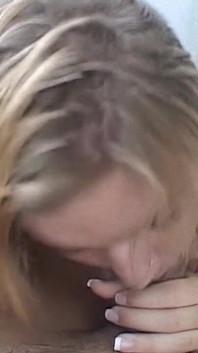Blonde babe zuigt haar eigen harde pik