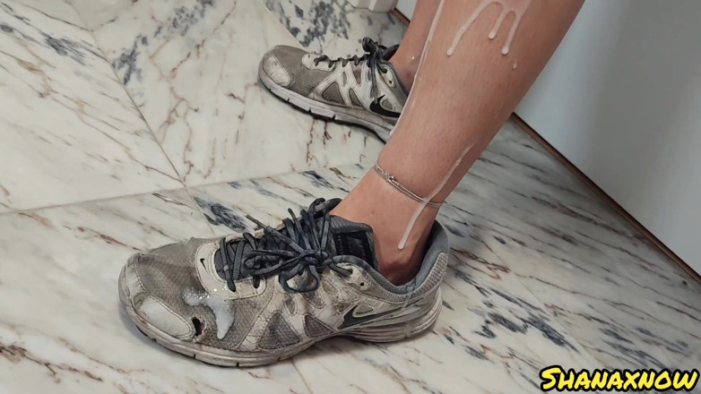 Shanaxnow: Mis zapatillas Nike empapadas por la corrida de mi novio...