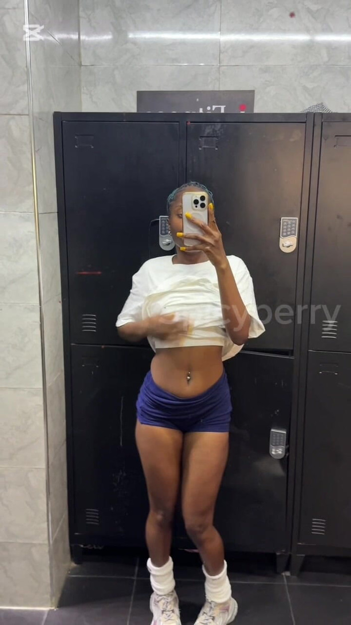 Spicy perry: 公衆トイレで尻を見せびらかすなんて。