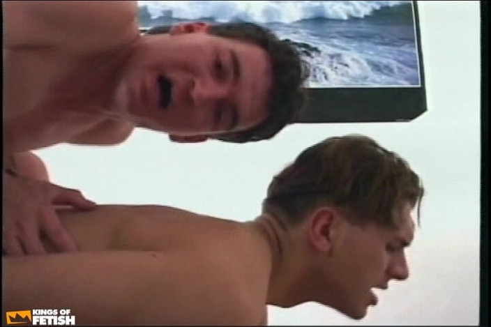 Gay Diaries: Poslíčko jí svého klienta velkého čůráka a šuká mu zadek ve stylu...