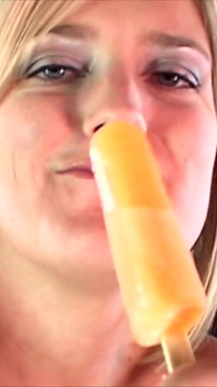 Pop The Sicle - грудастая милфа-блондинка с ненасытной оральной фиксацией