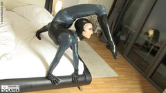 Fem Latex: Tatjana akrobatic v latexu