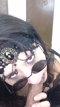 Goth Mistress ดูดแฟนผู้โชคดี