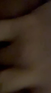Ściskanie moich dużych cycków palcowania moją różową mokrą cipkę cumming tak ostro