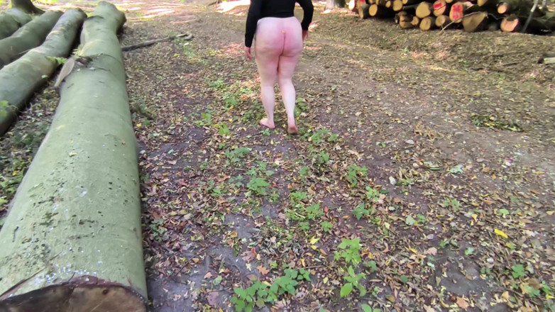 Bouncy Tits Action: Ormanda vajinanı kırbaçlıyor