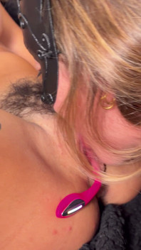 18 År Gammal Italiensk Webbkamerastjärna Blondin Gör En Fullständig Lesbisk Show Med Jane Som HJälper Henne Att Spruta