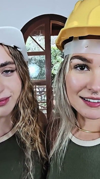 Hard Hats off - Dua Pekerja Blonde Bermesra Di Atas Katil Tapak Pembinaan