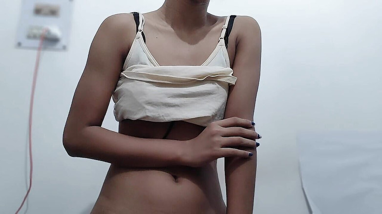 desigirl93: Шри-ланкийская симпатичная юная девушка развлекается соло своим телом