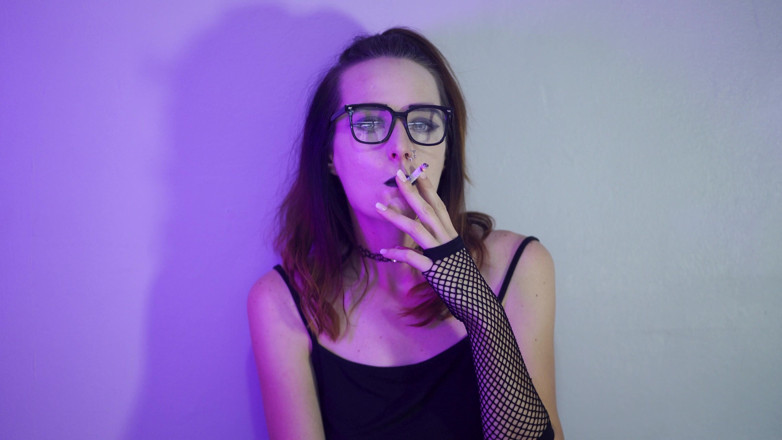 Alicia Robertz: Goth Girl Merokok dalam Pakaian Jala