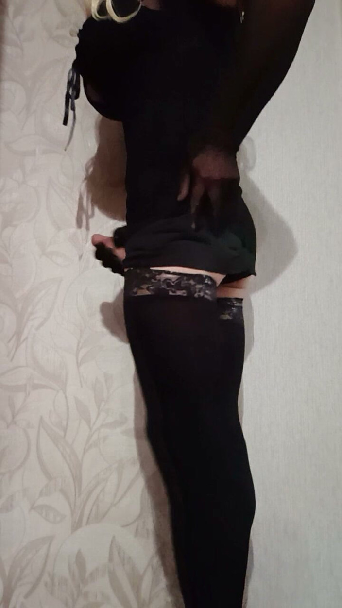 Dasha Navee: Kreuz im kurzen Kleid