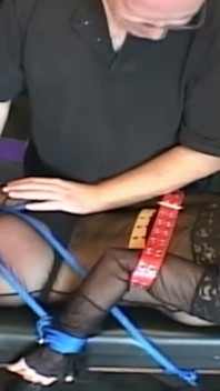 Mamă sexy brunetă matură legată strâmt pentru tachinare