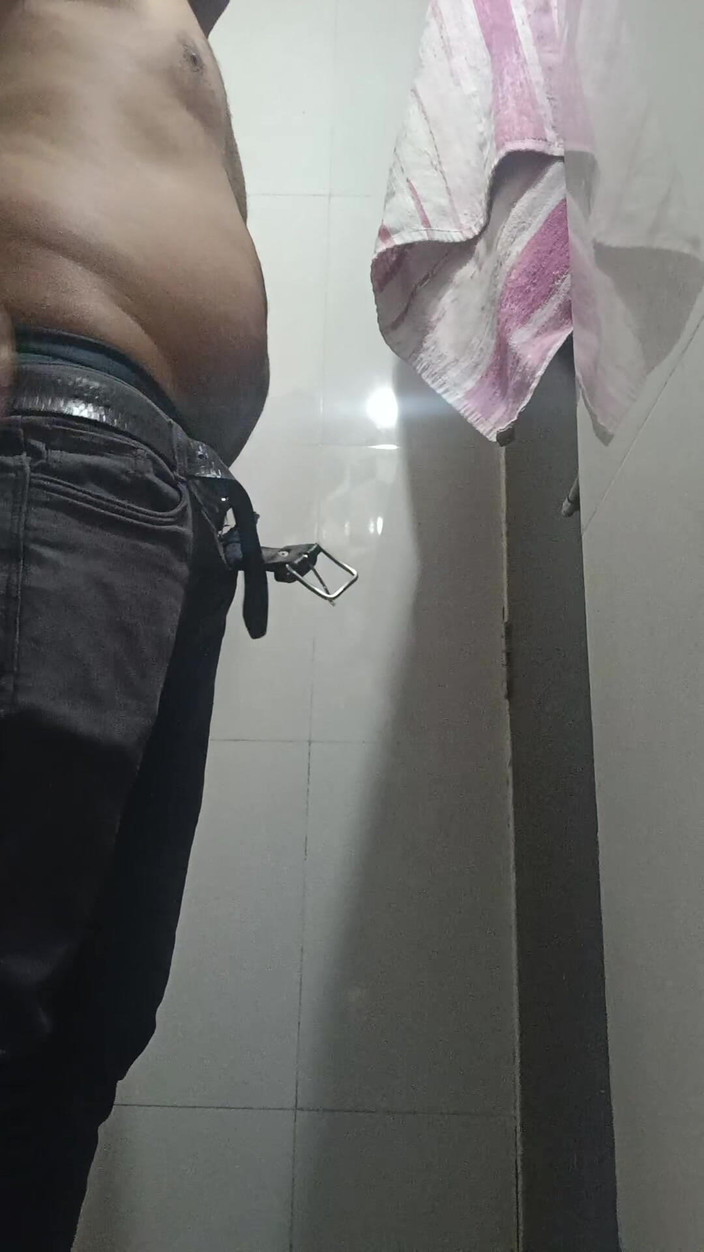 Tausif khan: オートリキシャの男がシャワーを浴びる