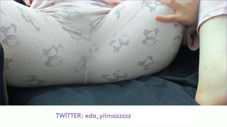 bigass_sexy_bigboobs: Masturbare în pijamale - mângâiere de pizdă în pijamale