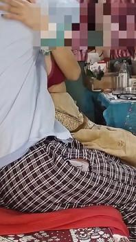 Une belle-sœur appelle son beau-frère et lui suce le pénis
