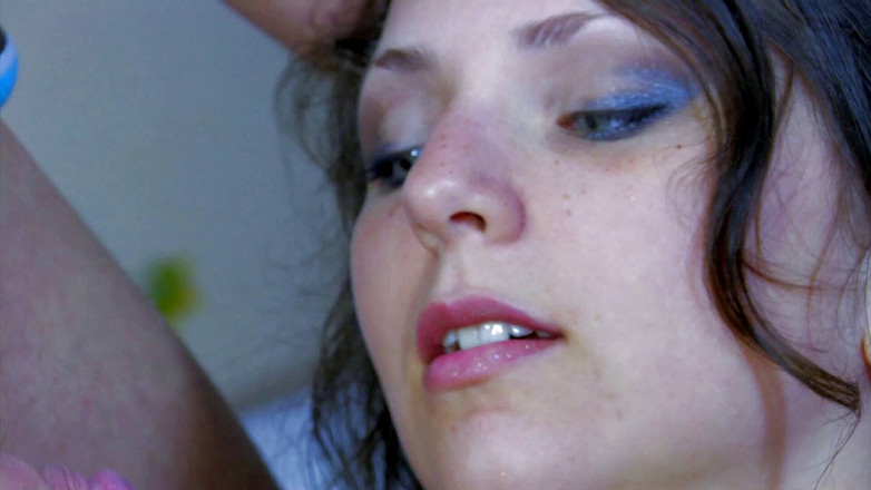 Hot Euro Girls: Rozkošná teenagerka dostane zadek naplněný netopýrem