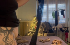 CoppiaCollant: स्ट्रिपटीज़ और पेंटीहोज बदलते हैं। फटी हुई डार्क पेंटीहोज में जोरदार चुदाई