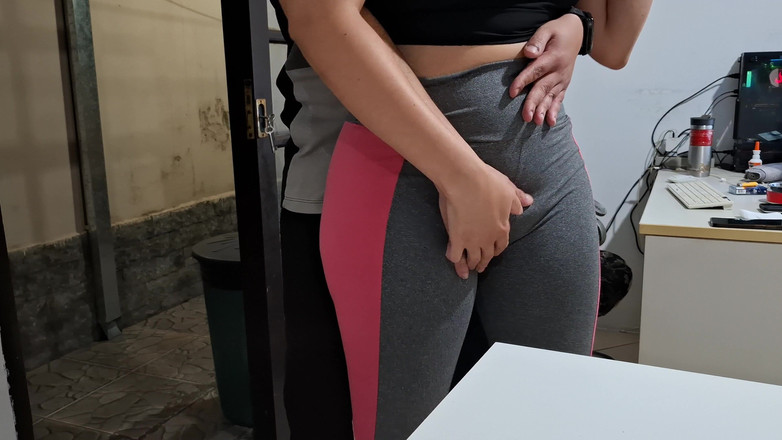 Gabi SweetCouplesStories: Masturbându-și conturul de pe masă cu ajutorul vecinului