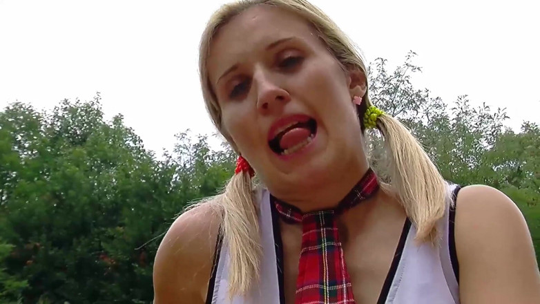 Toy Sluts: Blond nastolatka uwielbia masturbować się na zewnątrz