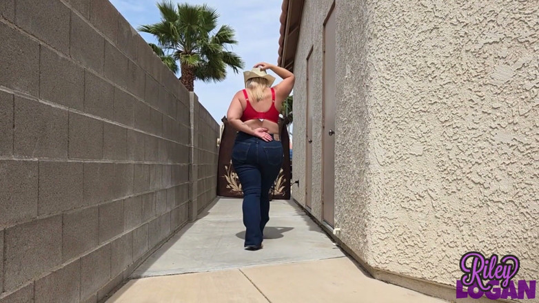RileyLogan: BBW Runway Catwalk with Heavy Hip Sway - Multiple Outfits Riley...