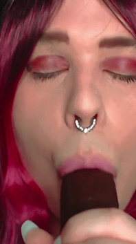 Sissy Mykella ssie, głaszcze i zjada własną spermę