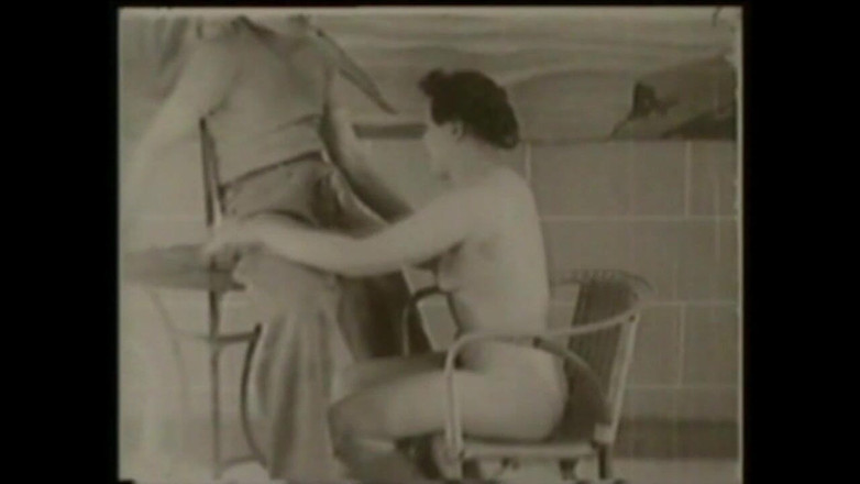 Vintage megastore: Гаряча блондинка мамка смокче і трахає великий вінтажний член (чорно-біле порно)