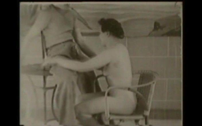 Vintage megastore: Une MILF blonde sexy suce et baise une grosse bite...