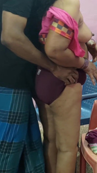 Amateur Desi stiefmoeder's hardcore stoelsessie met haar dorstige stiefzoon - ruig op zijn hondjes & creampie