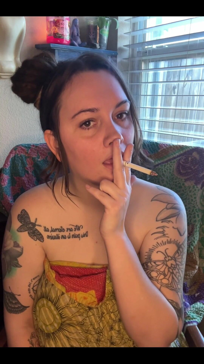 Chery Trees: Fumante gordinha se masturbando