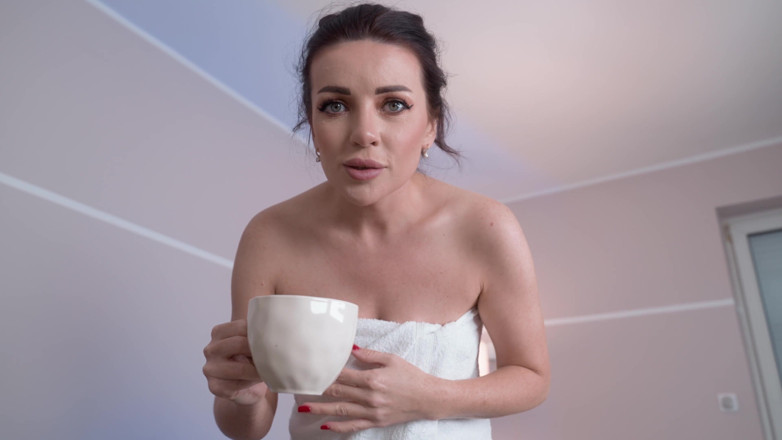 Luna Roulette: Um cara fodeu sua amiga madrasta com força depois de...