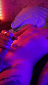 Ateşli sıska twink magic c büyük yarağını yağla sıvazlıyor kalın bir döl boşaltıyor