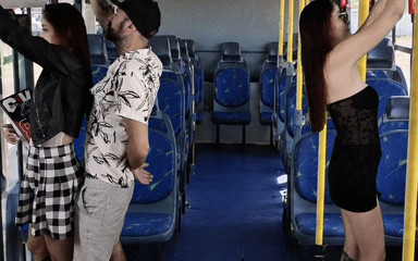 FannySquirting: Student jest przypętywany przez nieznajomego w autobusie!