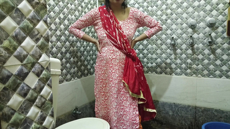 Saarabhabhi6: भारतीय हॉट नौकरानी की मालकिन द्वारा वॉशरूम में चुदाई हिंदी ऑडियो में