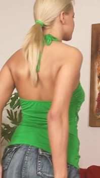 ブロンドの女性がペニスを愛するシーン3 大きな胸のブロンド美女がスリーサムで同時に2つのペニスを受けるのが大好き