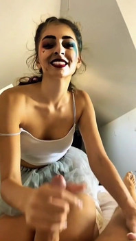 Seks cosplay Harley Queen pertama berakhir dengan creampie besar-besaran di dalam sudut pandangan pertama Yoya Grey 18 tahun