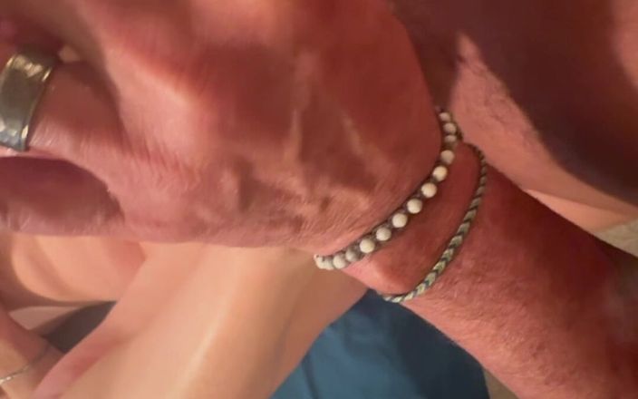 Bonewizzard69: Зрілу натуральну матусю з великими цицьками повільно трахає її чоловік
