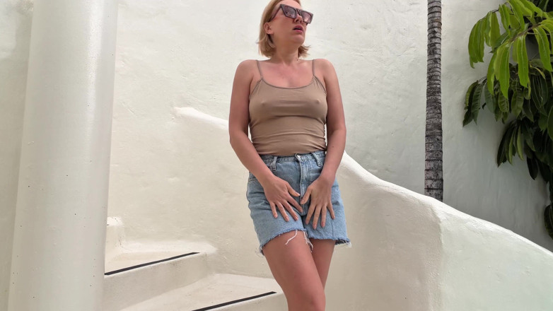 Emma Voyeur: Pantalones Cortos De Mezclilla Desesperados En La Terraza: Ya No...
