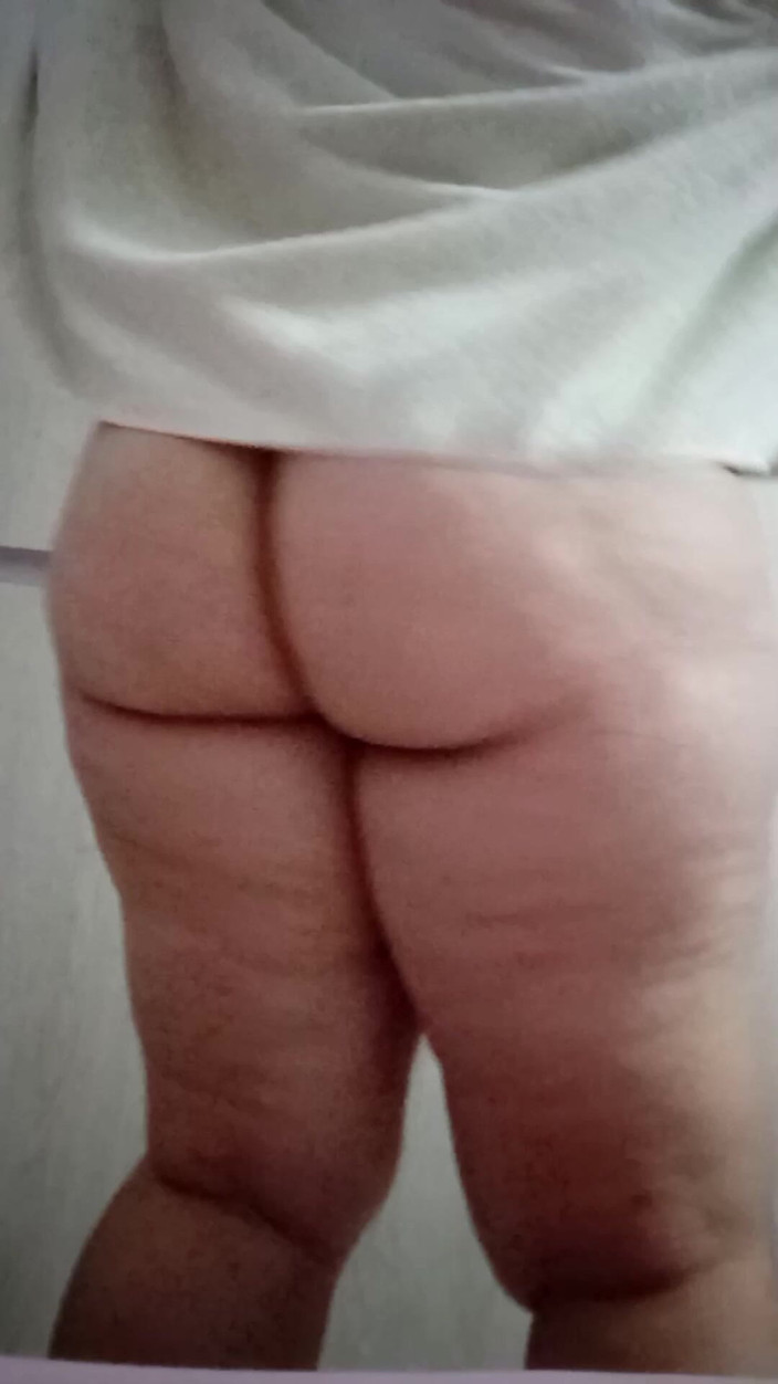 Jaky2023: Симпатичная латина только что закончила купаться и играет со своими сиськами