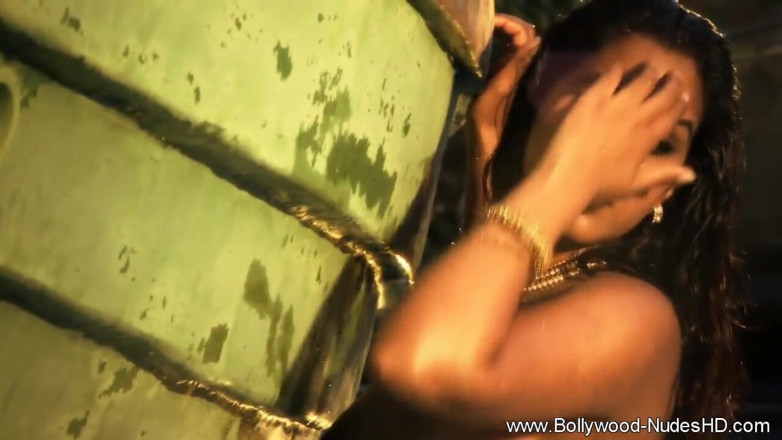 Bollywood Nudes: Krásná indická holka ukazuje své sexy tělo