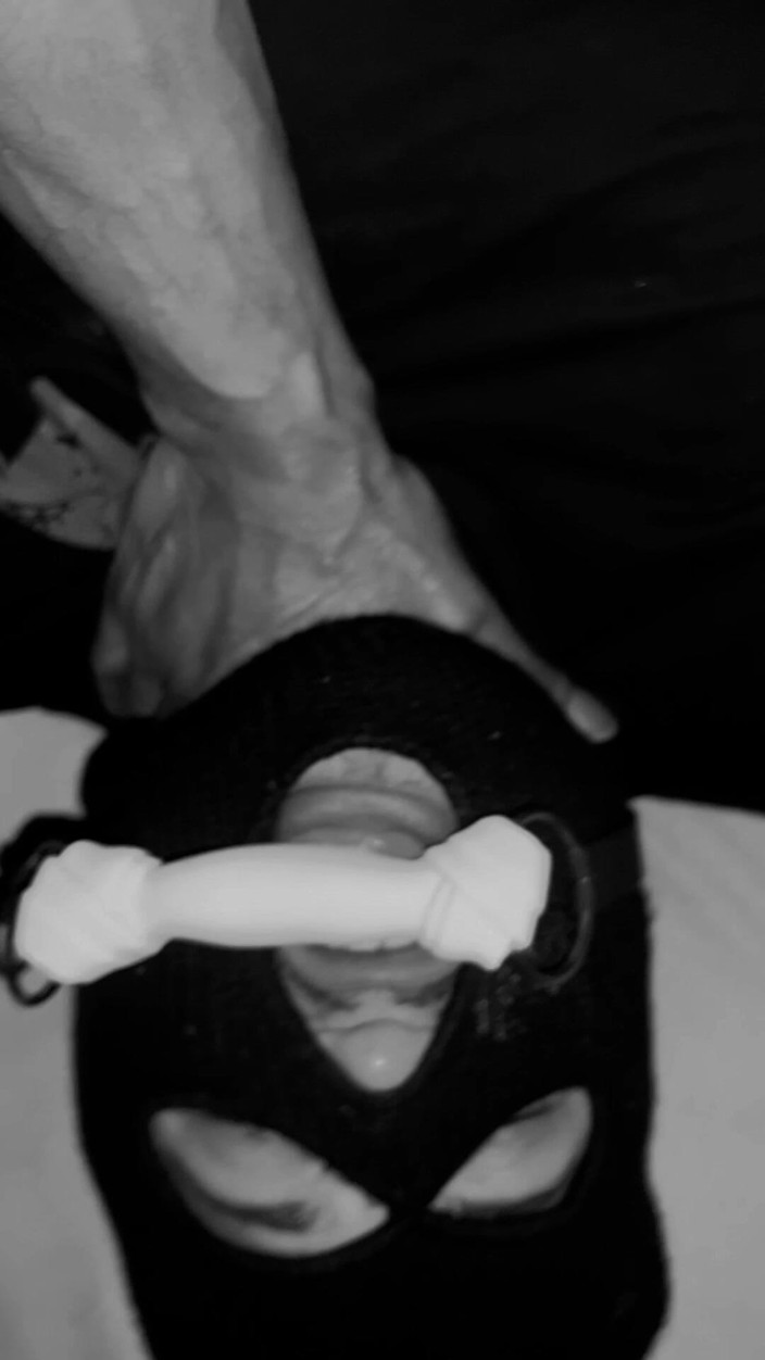 Iiwiii11BBC4trans: Il est de retour et il prend une bite