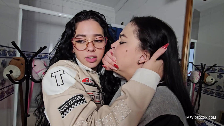 MF Lesbian: Nụ hôn của tôi sẽ giữ cho bạn an toàn