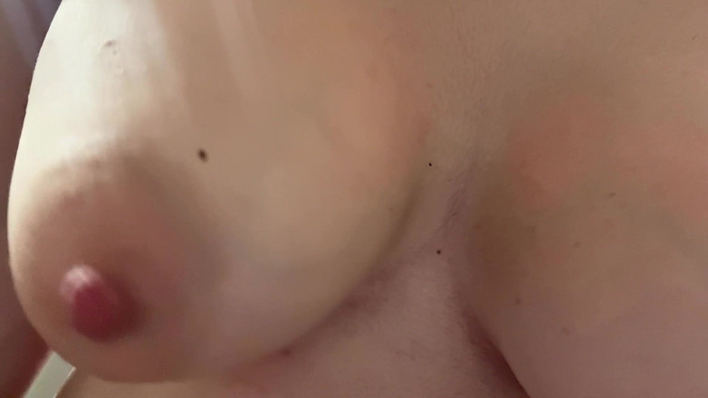 Artemisia Love: Włoskie duże cycki MILF Artemidia uwielbia migać jej duże soczyste...