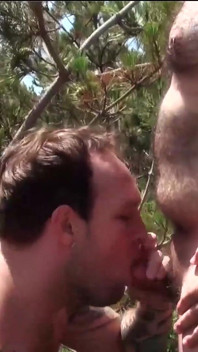 Bearfilms Charlie Fiske en Sebastian Sax buitenshuis zonder condoom