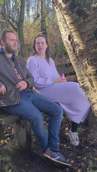私は彼のチンポをパンツから取り出し、彼をけいれんさせてキスをし始め、そして彼を吹き飛ばします!