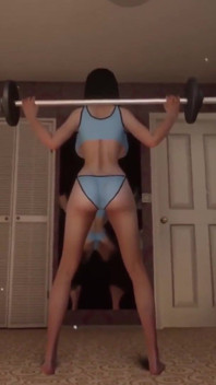 Seksi esmer egzersiz günü yapıyor