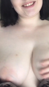 Ejaculare pe țâțele unei femei mari și frumoase