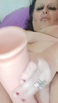 Cewek sange ini lagi asik nyepong kontol dan fingering memek beceknya pakai jari sampai muncrat