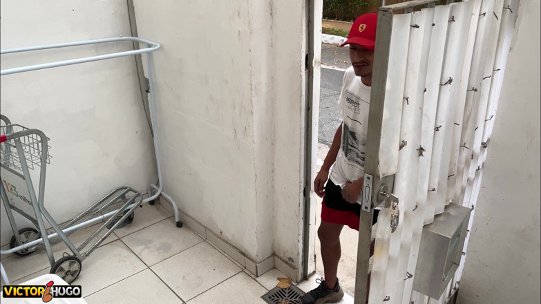 VictorHugo: 그는 물을 달라고 갔고 결국 어린 소녀와 섹스를 하게 되었습니다.