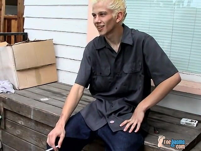 Toegasms: Str8 男孩在户外的足交表演