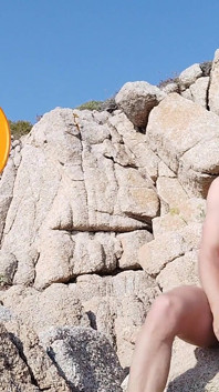 Młody Hunk złapał Wank na wybrzeżu przy skałach