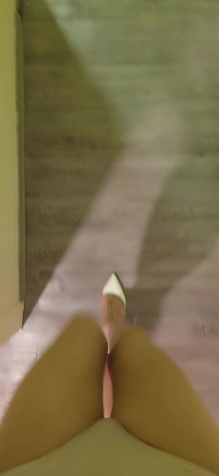 Taiwancdgirl: Saia da sala vestindo apenas calcinha e salto alto